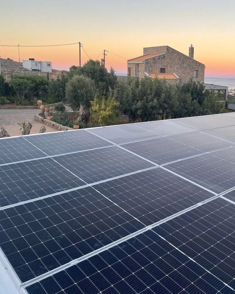 Οικιακά φωτοβολταϊκά σε ταράτσα στο Σίσι Λασιθίου