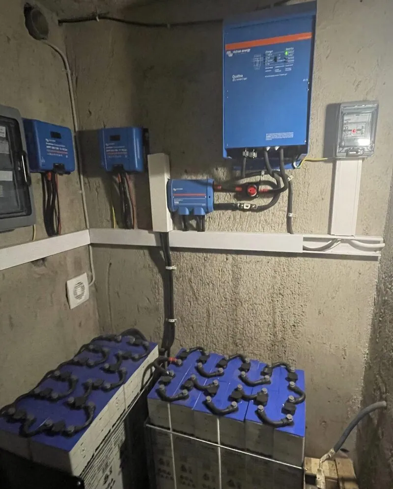 Inverter Victron και συστοιχία μπαταριών για αυτόνομο φωτοβολταϊκό